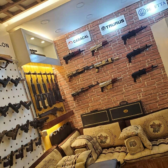في قلب صنعاء.. محل فخم لبيع السلاح يعكس ثراء قيادات الحوثيين