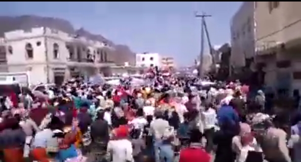 شاهد بالفيديو.. مظاهرات حاشدة في سقطرى تنادي بأرجاع المحافظ وإنهاء الانقلاب 