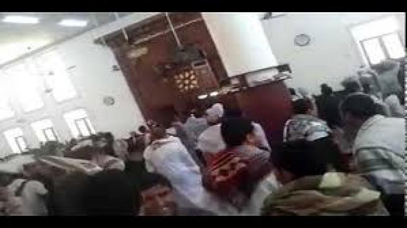 رد مفاجئ من المصلين بعد تطاول خطيب حوثي وسبه للصحابه ..فيديو