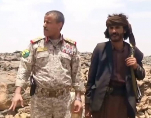 شاهد فضيحة مدوية .. هكذا كان رد فعل وزير دفاع مليشيا الحوثي عند سماع طيران التحالف يحلق فوق رأسه .. لن تصدق ما قام به (فيديو)