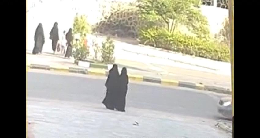 في مشهد مروع.. سيارة تدهس امرأتين امام حديقة الكمسري شمال عدن - فيديو 