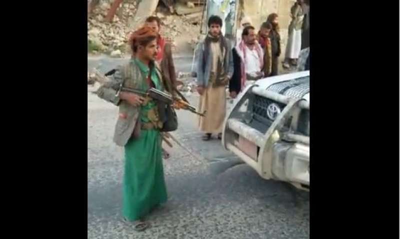 شاهد : تعليق مثير للسخرية لجماعة الحوثي عقب تعرض احد مسلحيها للضرب من رجال القبائل في نقطة بصعدة 