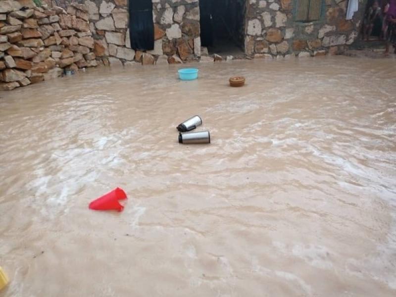شاهد : أول محافظة يمنية تتأثر بالعاصفة المدارية و تضرر ممتلكات المواطنين وانقطاع الطرق