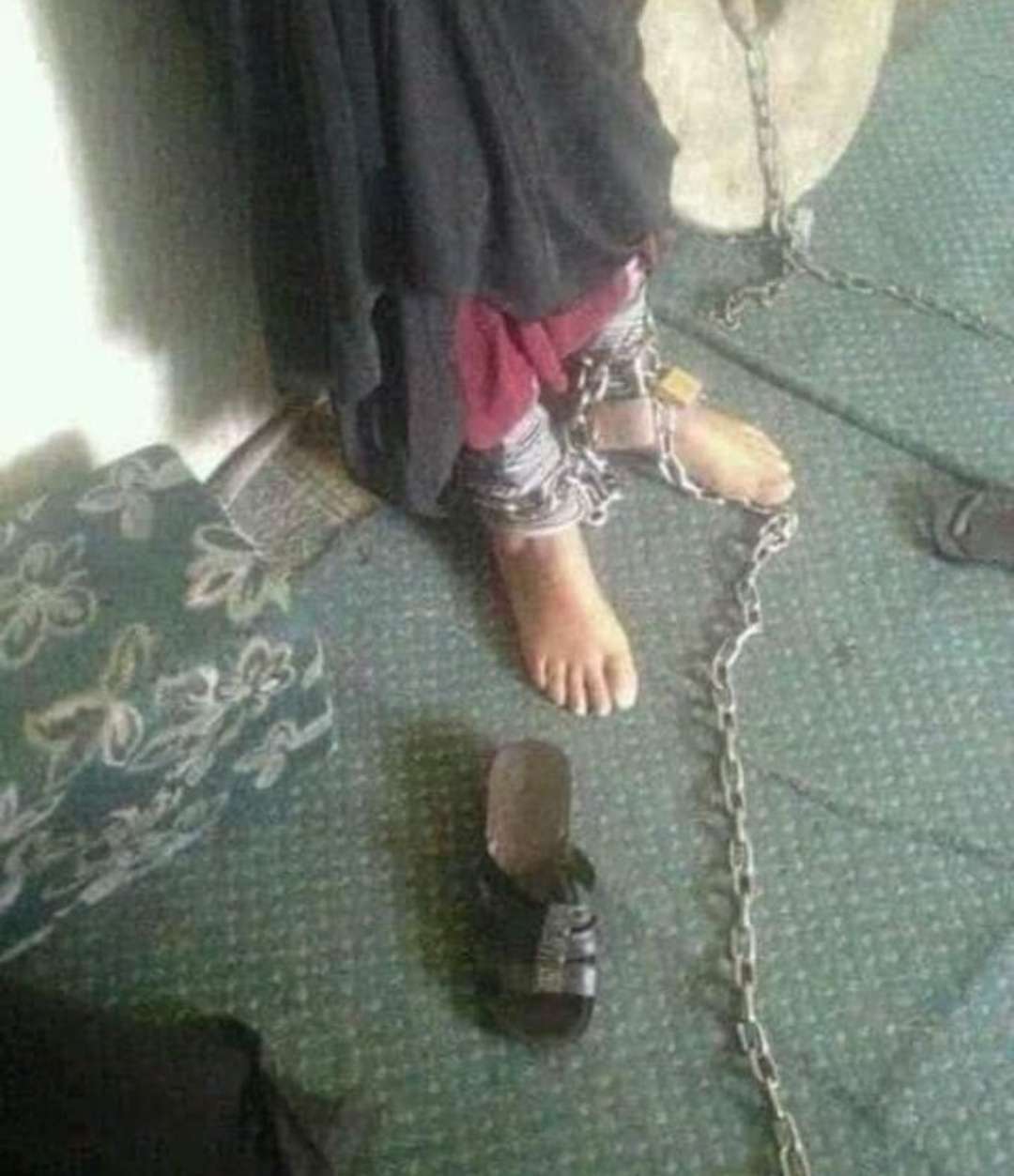 نساء معتقلات يتم تعذيبهن