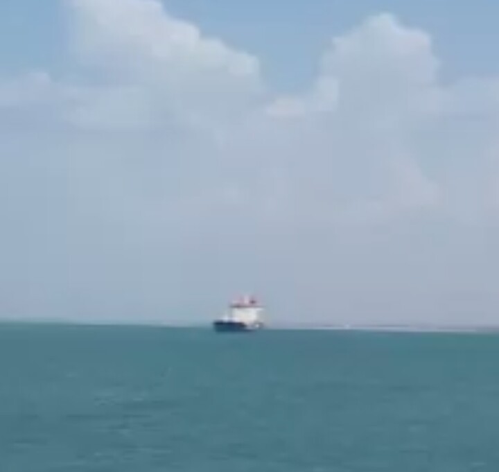 عاجل : انباء عن هجوم مسلح على سفينة تجارية قبالة ميناء الحديدة