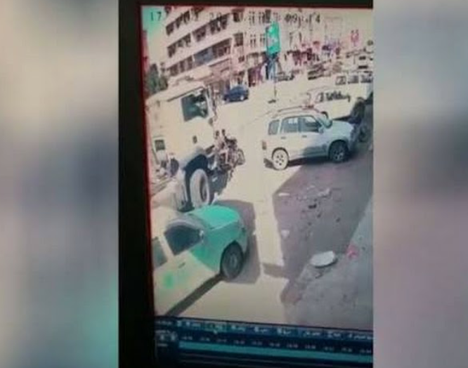 شاهد بالفيديو.. قاطرة تدهس دراجة نارية في صنعاء