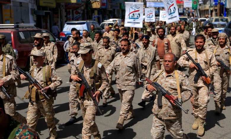 بعد تجنيد المئات .. الحوثيون يبدؤون مناورات عسكرية في محافظتين