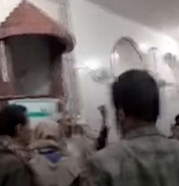 بالفيديو .. مشرف حوثي يطرد المصلين من أحد الجوامع بصنعاء لفتح محاضرات زعيمهم