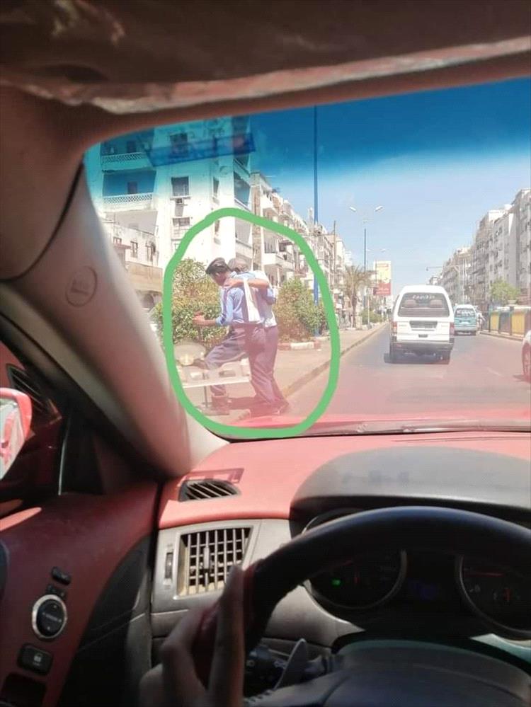 شاهد : رجل مرور في عدن يثير ضجة
